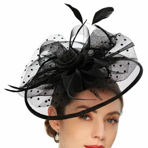 Élégant fascinateur en filet noir avec pois et plumes, idéal pour les soirées et mariages élégants.
