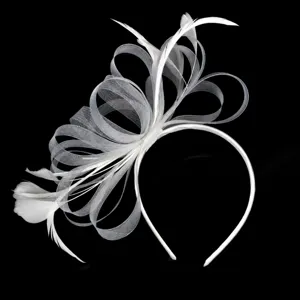 Κομψή λευκή στέκα fascinator από τούλι και φτερά για γάμο πάρτι αξεσουάρ μαλλιών