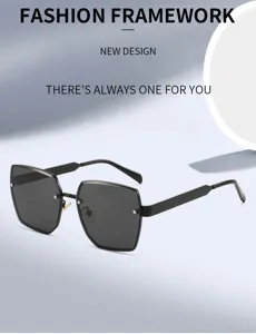Détails des lunettes de soleil tendance surdimensionnées sans monture aux verres noirs.