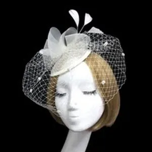 Cappello fascinator da sposa bianco con velo a rete e piume per festa di nozze.
