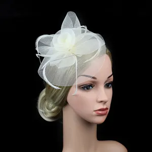 Gros plan détaillé d'un élégant accessoire de cheveux de mariage en résille et fleurs.