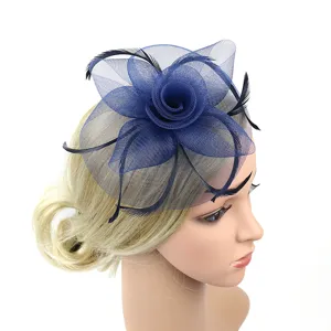 Élégant fascinateur de fleurs en maille bleu marine avec plumes pour mariages et soirées.