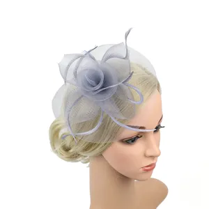Vue détaillée d'un fascinateur en filet gris avec des plumes délicates, accessoire élégant.
