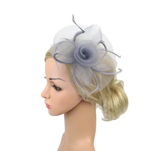 Fascinateur en filet gris avec plumes, idéal pour les mariages, thés et spectacles de scène.
