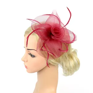 Elegant chapeau fascinator en plume et filet rouge vin pour coiffure de soiree mariage