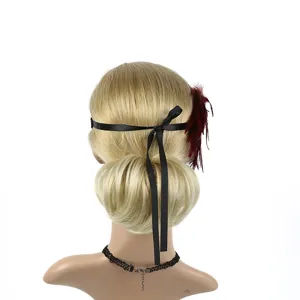 Vista detallada de la diadema de plumas vintage años 20 con elegante cinta negra y gargantilla.