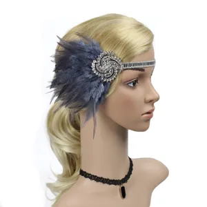 Gros plan détaillé d'un élégant bandeau à plumes vintage 1920 avec des cristaux scintillants.
