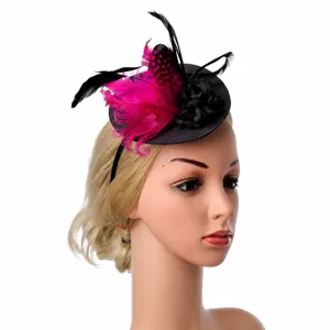 Λεπτομέρεια από κομψό γυναικείο καπέλο fascinator με φτερά για πάρτι και εκδηλώσεις.