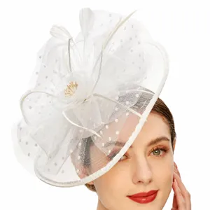 Chapeau fascinator de mariée blanc avec voile et pois pour soirée femme élégante.