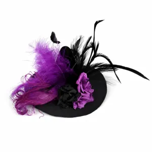 Μαύρο μίνι καπέλο fascinator με μωβ φτερά και λουλούδια για πάρτι και Χαλοουίν.