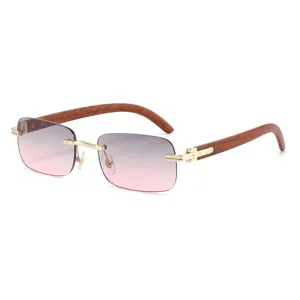 Occhiali da sole senza montatura alla moda da uomo con lenti sfumate e stanghette in legno.