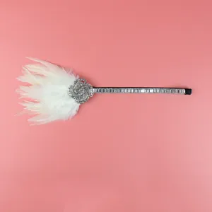 Gros plan sur les détails du bandeau rétro en plumes blanches et strass, style élégant.