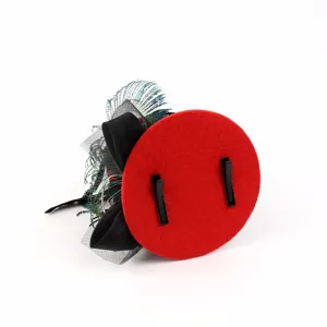 Κόκκινο μίνι καπέλο fascinator με μαύρο δίχτυ και φτερά παγωνιού, λεπτομέρεια.