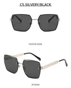 Grandes lunettes de soleil polygonales sans monture pour femme en argent et noir.