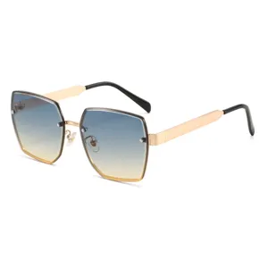 Lunettes de soleil degradees oversize pour femme, lunettes retro sans monture branches dorees.