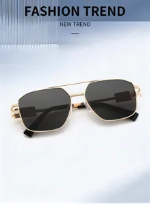 Detalle de gafas de sol cuadradas con doble puente metálico y elegantes lentes negras.