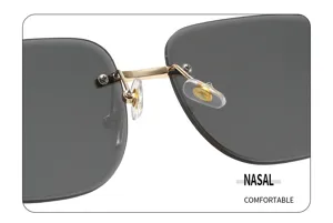 Vue de détail de lunettes de soleil sans monture avec pont en métal et motif de serpent.