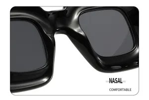 Vista detallada de gafas de sol Y2K con montura gruesa negra brillante, gran estilo callejero.