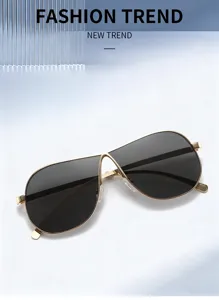 Detaillierte Nahaufnahme stilvoller goldener Piloten-Sonnenbrille mit dunklen Gläsern.