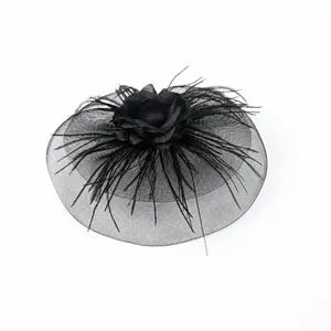 Détail du chapeau fascinator en plumes noires, accessoire de cheveux élégant pour mariage.