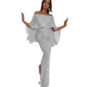 Silberner Pailletten Off-Shoulder Abendkleid Detail mit Rüschen und hohem Beinschlitz.