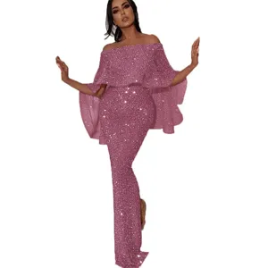 Atemberaubendes schulterfreies Glitzer-Abendkleid mit dramatischem Rüdenumhang und Schlitz.