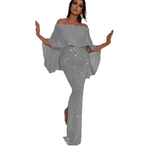 Detailaufnahme des glitzernden silbernen Off-Shoulder-Abendkleids mit elegantem Rüschencape.