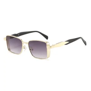 Lunettes de soleil carrées en métal vintage de luxe pour hommes avec verres dégradés élégants.