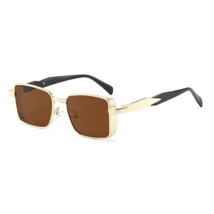 Lunettes de soleil carrées rétro en métal pour hommes et femmes avec verres marron.