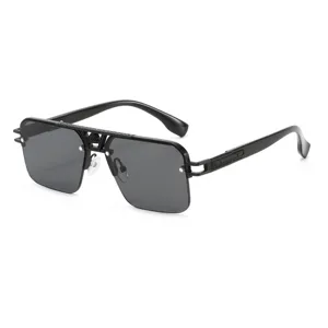 Occhiali da sole da uomo alla moda con montatura nera e lenti grigie per ogni occasione.