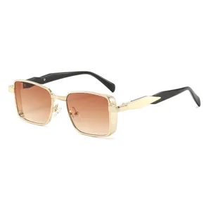 Lunettes de soleil rétro carrées en métal pour hommes avec verres dégradés marron.