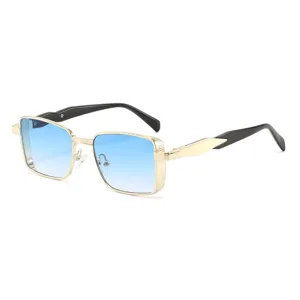 Lunettes de soleil carrées vintage en métal avec verres dégradés bleus et monture dorée.
