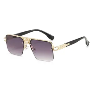 Occhiali da sole vintage di lusso da uomo, montatura dorata e lenti sfumate alla moda.