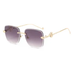 Lunettes de soleil carrées sans monture dégradées de luxe avec branches serpent dorées.