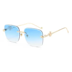 Lunettes de soleil sans monture carrée bleu dégradé luxueuses tempes serpent or chic.