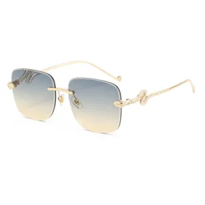 Lunettes de soleil carrées sans monture avec branches serpent dorées élégantes et tendance.