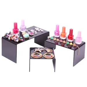 Zwarte acryl display riser set met U-vormig trapontwerp voor sieraden en rekwisieten presentatie.
