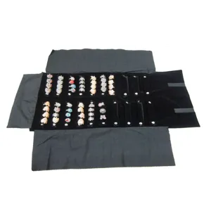 Trousse de voyage en velours noir pour bijoux avec support de rangement pour bagues.