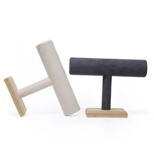 Presentoir a bijoux en velours et bois en forme de T pour montres, bracelets et joncs.