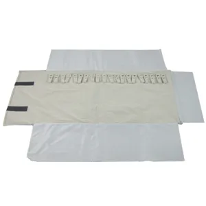 Vue détaillée du sac de rangement en flanelle beige avec attaches et rabats de protection.