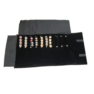Rouleau de bijoux en velours noir organiseur pochette de présentation de bague de voyage portable.