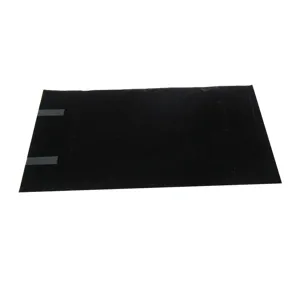 Détail de sac de rangement de bijoux en velours noir montrant une texture douce et fermeture velcro.