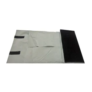 Vue détaillée de la pochette à bijoux, velours gris, organisateur de voyage portable pour colliers.