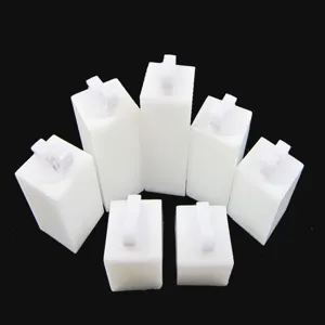Vue detaillee de supports de bague en acrylique blanc, design rectangulaire pour bijoux.