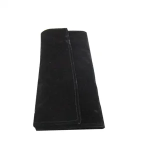 Vue détaillée du sac à bijoux en velours noir, rangement de voyage compact pour accessoires.