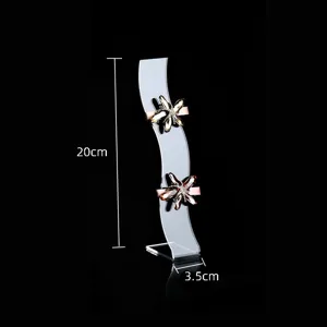 Acrylic S-shaped hair clip display stand detail view, showing 20cm height and 3.5cm base size.