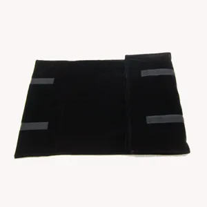 Détail organisateur bijoux velours noir, sac rouleau voyage portable avec lanières.