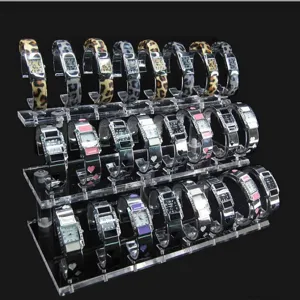 Vista detallada del soporte de exhibición de relojes de acrílico de 3 niveles con relojes de moda.