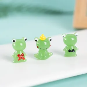 Cute green glass frog figurines set, handmade miniature animal desktop and car interior ornaments.