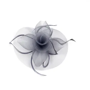 Detail de coiffe de cheveux en plume de fleur en maille grise, voile de mariee elegant.
